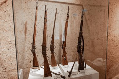 Riyad Suudi Arabistan 'daki Al Masmak Sarayı Müzesinde silah koleksiyonu