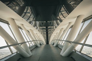 Krallık Merkezi 'nin içinde Gökyüzü Köprüsü Suudi Arabistan