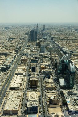 Riyad 'ın şehir merkezinden gökyüzü köprüsü Suudi Arabistan' ın hava görüntüsü.