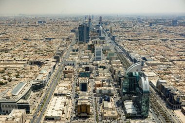 Riyad 'ın şehir merkezinden gökyüzü köprüsü Suudi Arabistan' ın hava görüntüsü.
