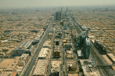 Riyad 'ın şehir merkezinden gökyüzü köprüsü Suudi Arabistan' ın hava görüntüsü.
