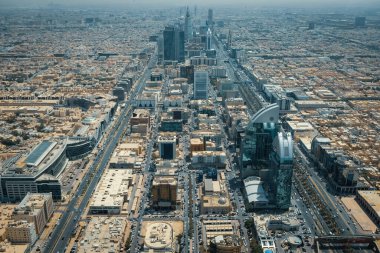 Riyad 'ın şehir merkezinden gökyüzü köprüsü Suudi Arabistan' ın hava görüntüsü.