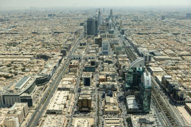 Riyad 'ın şehir merkezinden gökyüzü köprüsü Suudi Arabistan' ın hava görüntüsü.