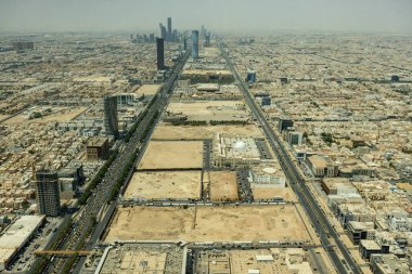 Riyad 'ın şehir merkezinden gökyüzü köprüsü Suudi Arabistan' ın hava görüntüsü.