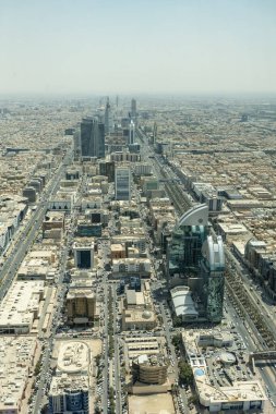 Riyad 'ın şehir merkezinden gökyüzü köprüsü Suudi Arabistan' ın hava görüntüsü.