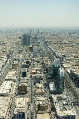 Riyad 'ın şehir merkezinden gökyüzü köprüsü Suudi Arabistan' ın hava görüntüsü.