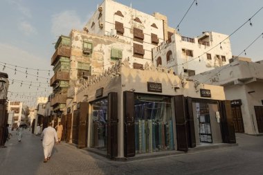 Tarihi Jeddah Al Balad Suudi Arabistan 'da geleneksel Arap mallarıyla eski bir çarşı caddesi.