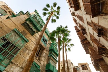 Jeddah kenti El Balad 'ın geleneksel mimarisi tahta pencereli ve balkonlu evleri Jeddah Suudi Arabistan' daki Unesco Heritage sitesi