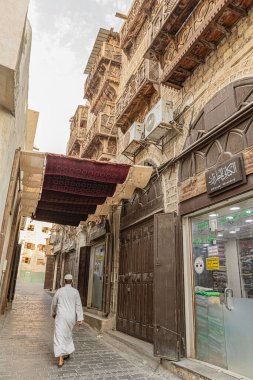 Tarihi Jeddah Al Balad Suudi Arabistan 'da geleneksel Arap mallarıyla eski bir çarşı caddesi.