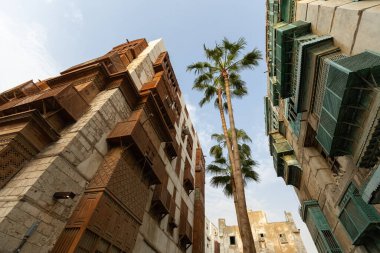 Jeddah kenti El Balad 'ın geleneksel mimarisi tahta pencereli ve balkonlu evleri Jeddah Suudi Arabistan' daki Unesco Heritage sitesi