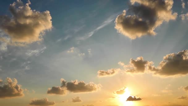 Espectacular Puesta Sol Cielo Con Nubes — Vídeo de stock