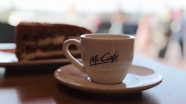 Кофейная Чашка Макиато Кусочком Торта Маккаф Столе Людьми Заднем Плане — стоковое видео
