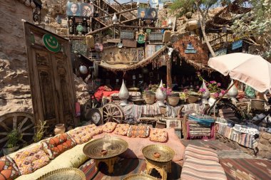 Sharm El Sheikh Mısır 'da bir sürü antik süslemesi olan ünlü Farsha Kafe.