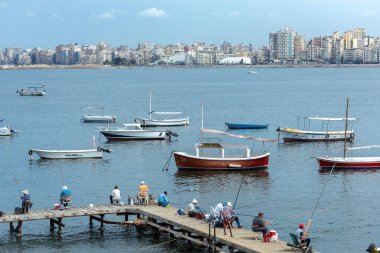 İskenderiye 'deki iskelede balıkçılar ve tekneler.