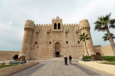 Mısır 'ın İskenderiye kentinde, Akdeniz kıyısında antik kale inşa eden Qaitbay Kalesi.