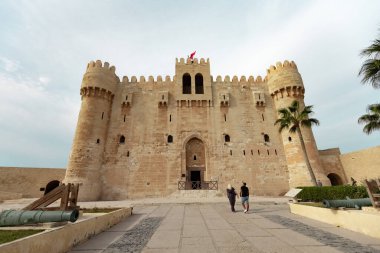 Mısır 'ın İskenderiye kentinde, Akdeniz kıyısında antik kale inşa eden Qaitbay Kalesi.