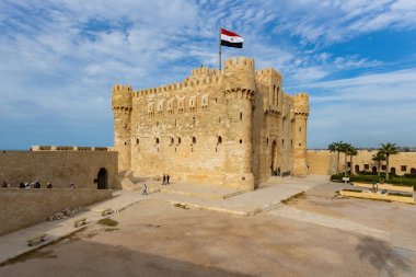 Mısır 'ın İskenderiye kentinde, Akdeniz kıyısında antik kale inşa eden Qaitbay Kalesi.