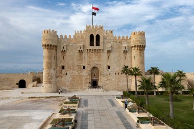 Mısır 'ın İskenderiye kentinde, Akdeniz kıyısında antik kale inşa eden Qaitbay Kalesi.
