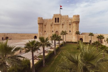 Mısır 'ın İskenderiye kentinde, Akdeniz kıyısında antik kale inşa eden Qaitbay Kalesi.