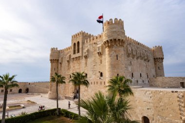 Mısır 'ın İskenderiye kentinde, Akdeniz kıyısında antik kale inşa eden Qaitbay Kalesi.