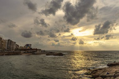 İskenderiye 'de bulutlu muhteşem gün batımı gökyüzü