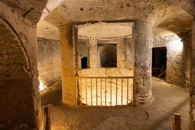 Kom el Shoqafa İskenderiye 'nin antik yeraltı mezarlarının içerisinden.