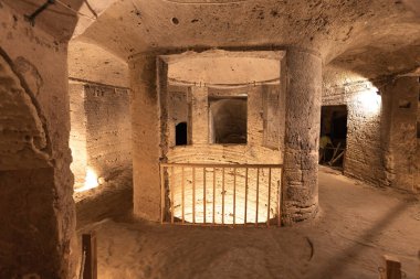 Kom el Shoqafa İskenderiye 'nin antik yeraltı mezarlarının içerisinden.