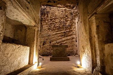 Kom el Shoqafa İskenderiye 'nin antik yeraltı mezarlarının içerisinden.