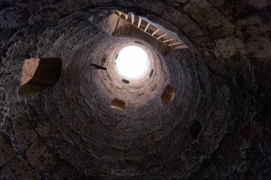 Kom el Shoqafa İskenderiye 'nin antik yeraltı mezarlarının içerisinden.