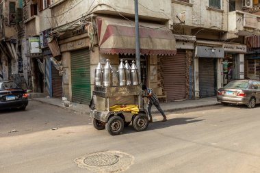 İskenderiye 'nin eski kasabası Mısır' ın sokaklarında çay satıcısı