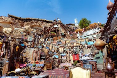 Sharm El Sheikh Mısır 'da bir sürü antik süslemesi olan ünlü Farsha Kafe.