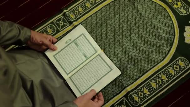Uomo Musulmano Che Legge Libro Sacro Del Corano Tappeto Preghiera — Video Stock