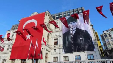 İstanbul 'daki binada Türk bayrağı ve Atatürk' ün büyük portresi