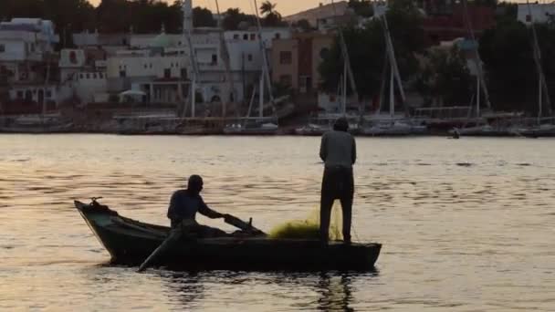 Rybacy Rzece Nilu Łowią Małej Drewnianej Łodzi Siecią Rybacką Aswan — Wideo stockowe