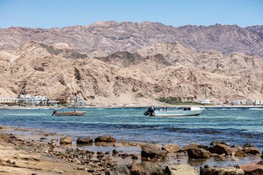 Günbatımında Dahab köyünde tekneler Güney Sina Mısır 'da