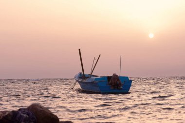 Günbatımında Dahab köyünde tekneler Güney Sina Mısır 'da