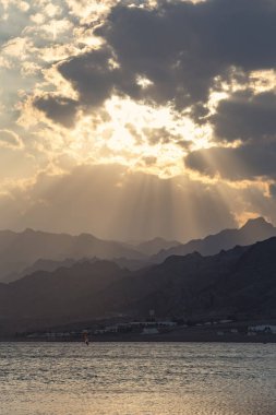 Lagoona sahilinde güzel bir gün batımı, Dahab, Mısır