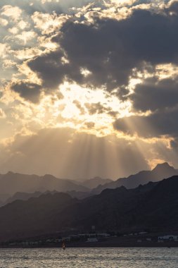 Lagoona sahilinde güzel bir gün batımı, Dahab, Mısır