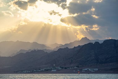 Lagoona sahilinde güzel bir gün batımı, Dahab, Mısır