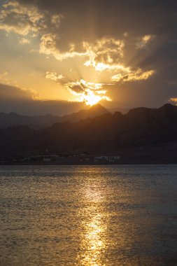 Lagoona sahilinde güzel bir gün batımı, Dahab, Mısır