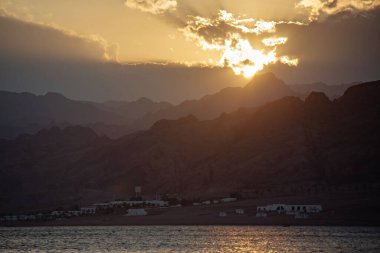 Lagoona sahilinde güzel bir gün batımı, Dahab, Mısır