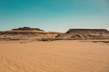 Mısır'daki çöl manzara. Beyaz çöl Mısır (Farafra). Beyaz taşlar ve sarı sands.