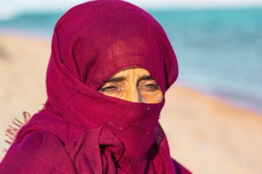 Mısır 'da siyah tesettürlü yaşlı bir Arap kadın. 