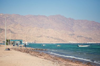 Dahab Lagona turkuvaz su plajı, tekneler, Mısır 'da güzel güneşli manzaralar. 
