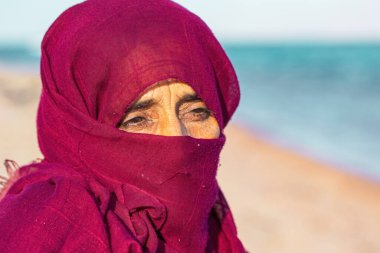 Mısır 'da siyah tesettürlü yaşlı bir Arap kadın. 