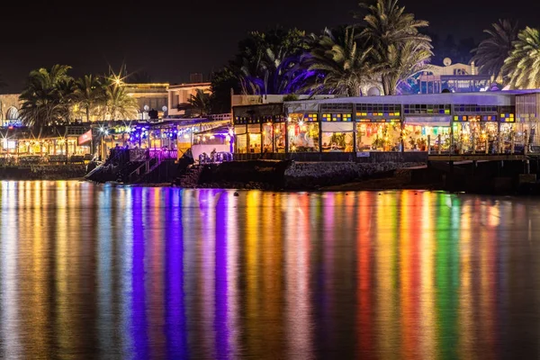 Värikäs Valot Heijastus Vedessä Yökahvilasta — kuvapankkivalokuva