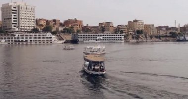 Mısır, Aswan 'da turistlerle dolu Nil nehrinde renkli bir tekne.