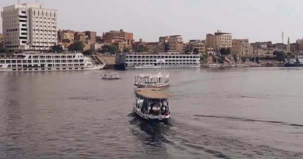 Барвистий Човен Річці Ніл Туристами Асуані Єгипет — стокове відео