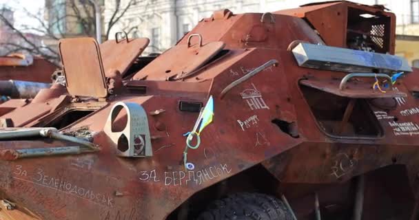 Verbrannter Russischer Panzer Mit Ukrainischer Flagge Darauf — Stockvideo