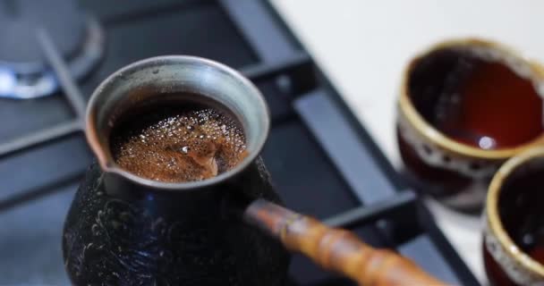 在煤气炉上煮的咖啡 — 图库视频影像